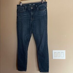 Old Navy Mid-Rise Skinny Jeans in Blue. Legs 37” W16.5” inside legs 26.5.